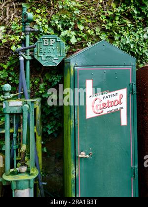 Eine alte BP-Benzinpumpe und ein Castrol-Öl-Lagerschrank auf einem Bauernhof im North York Moors National Park Stockfoto