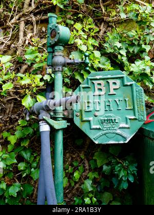 Eine alte BP-Benzinpumpe auf einer Farm im North York Moors National Park Stockfoto