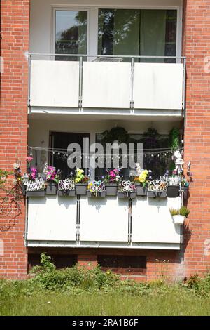 Balkone und Blumenkästen in einem Wohngebäude von ModernBrick, Apartmenthaus, Bremen, Deutschland Stockfoto