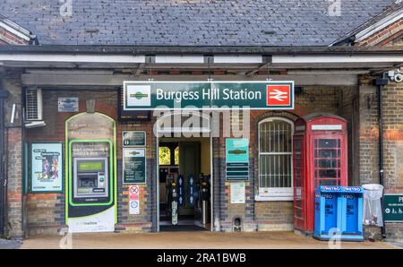 Eintritt zum Burgess Hill Bahnhof in West Sussex Stockfoto