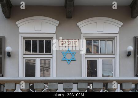 Außenansicht eines renovierten Gebäudes aus dem Jahr 1930 im eklektischen Architekturstil in der Allenby Street in der Innenstadt von Tel Aviv Israel Stockfoto