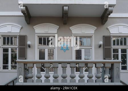 Außenansicht eines renovierten Gebäudes aus dem Jahr 1930 im eklektischen Architekturstil in der Allenby Street in der Innenstadt von Tel Aviv Israel Stockfoto
