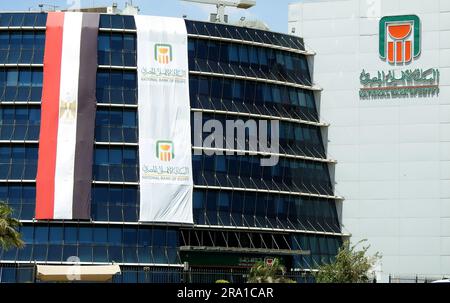 Kairo, Ägypten, Juni 29 2023: The Exterior of the National Bank of Egypt Al Ahly Egyptian Bank with the Ban flag and the Egyptian flag celebrate the A Stockfoto