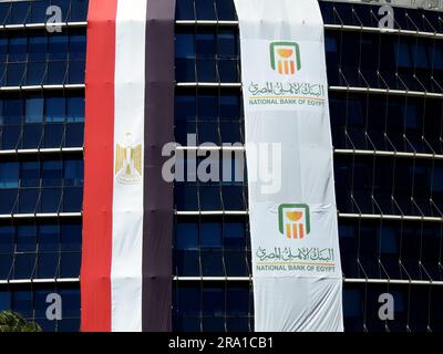 Kairo, Ägypten, Juni 29 2023: The Exterior of the National Bank of Egypt Al Ahly Egyptian Bank with the Ban flag and the Egyptian flag celebrate the A Stockfoto