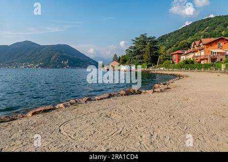 Der öffentliche Sandstrand von Porto Ceresio, Italien, am Luganer See Stockfoto