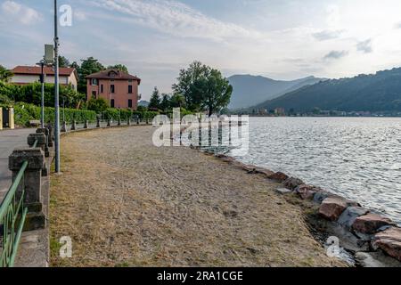 Der öffentliche Sandstrand von Porto Ceresio, Italien, am Luganer See Stockfoto