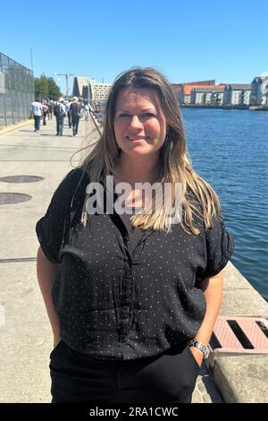 Kopenhagen, Dänemark. 13. Juni 2023. Camilla van Deurs, Kopenhagens Stadtarchitektin, steht am Wasser im Stadtzentrum. In den kommenden Tagen findet in Kopenhagen der 28. Weltkongress der Architekten statt. (Zu dpa 'gesundes Bauen' - wie nachhaltig kann Architektur sein?') Kredit: Steffen Trumpf/dpa/Alamy Live News Stockfoto