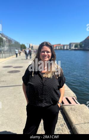 Kopenhagen, Dänemark. 13. Juni 2023. Camilla van Deurs, Kopenhagens Stadtarchitektin, steht am Wasser im Stadtzentrum. In den kommenden Tagen findet in Kopenhagen der 28. Weltkongress der Architekten statt. (Zu dpa „gesundes Bauen“ – wie nachhaltig kann Architektur sein?“) Kredit: Steffen Trumpf/dpa/Alamy Live News Stockfoto