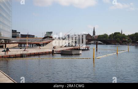 Kopenhagen, Dänemark. 28. Juni 2023. Die Leute kühlen sich in einem Hafenbad im inneren Hafen ab. In den kommenden Tagen findet in Kopenhagen der 28. Weltkongress der Architekten statt. (Zu dpa 'gesundes Bauen' - wie nachhaltig kann Architektur sein?') Kredit: Steffen Trumpf/dpa/Alamy Live News Stockfoto