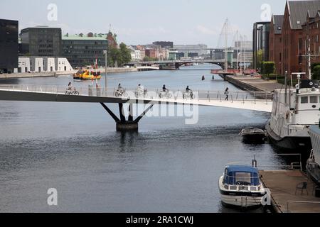 Kopenhagen, Dänemark. 28. Juni 2023. Passanten fahren über die Lille Langebro (kleine lange Brücke), die den inneren Hafen kreuzt. In den kommenden Tagen findet in Kopenhagen der 28. Weltkongress der Architekten statt. (Zu dpa 'gesundes Bauen' - wie nachhaltig kann Architektur sein?') Kredit: Steffen Trumpf/dpa/Alamy Live News Stockfoto