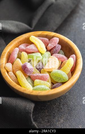 Mischen Sie Fruchtgelee-Süßigkeiten in der Holzschüssel. Stockfoto