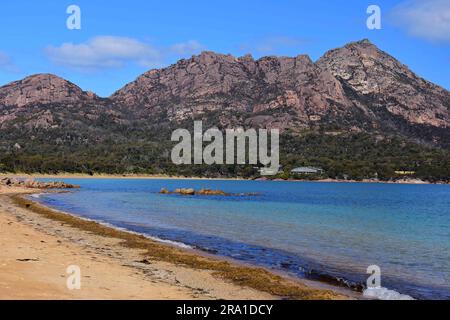 Die spektakulären Granitberge der Hazards Peaks überblicken die Honeymoon Bay im freycinet National Park, tasmanien, australien Stockfoto