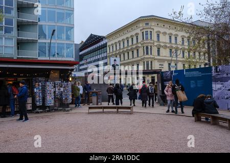 Berlin, Deutschland - 19. April 2023 : Außenausstellung des berühmten Checkpoint Charlie, dem Grenzübergang zwischen Ost-Berlin und West-Ber Stockfoto