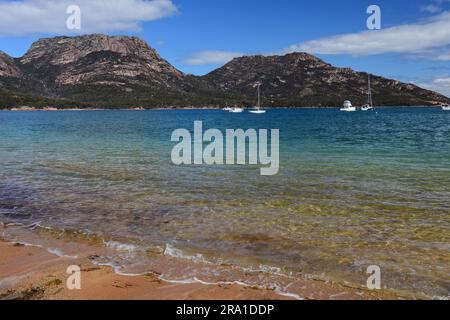 Die spektakulären Granitberge der Hazards Peaks überblicken die Honeymoon Bay im freycinet National Park, tasmanien, australien Stockfoto