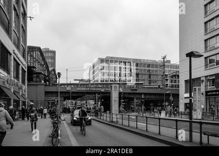 Berlin, Deutschland - 19. April 2023 : Blick auf den Bahnhof Friedrichstraße in Berlin in Schwarz und Weiß Stockfoto