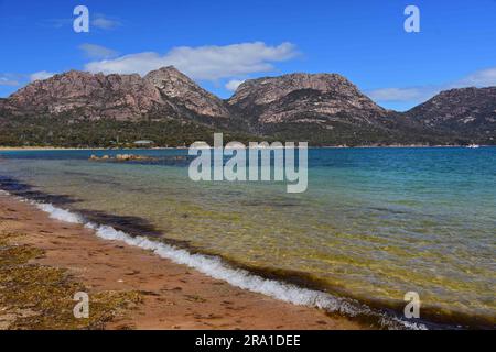 Die spektakulären Granitberge der Hazards Peaks überblicken die Honeymoon Bay im freycinet National Park, tasmanien, australien Stockfoto