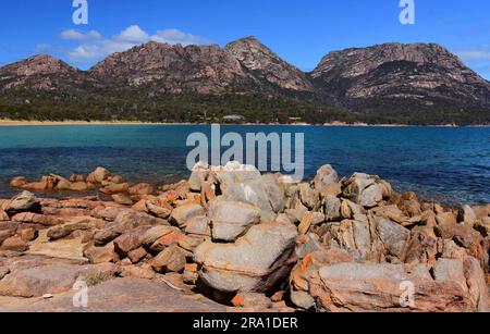 Die spektakulären Hazards Gipfeln, rosa Granitfelsen und die Honeymoon Bay an einem sonnigen Tag im freycinet Nationalpark, tasmanien, australien Stockfoto