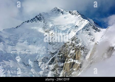 Spektakuläre Nahaufnahme des Mount denali an einem sonnigen Tag von einer Rundfahrt aus talkeetna. alaska Stockfoto