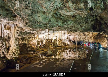 Touristen laufen in den Punkva (Punkevni) Höhlen, die mit Stalaktiten und Stalagmiten in Mährischem Karst, Tschechische Republik, geschmückt sind, 29. Juni 2023. (CTK Photo/Patrik Uhlir) Stockfoto