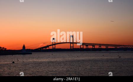 Die claiborne Pell newport Bridge von jamestown nach newport, rhode Island, über die narragansett Bay, mit einem spektakulären Sonnenuntergang Stockfoto