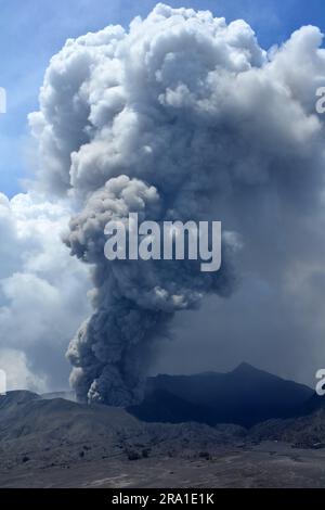 Mt. Der Bromo-Vulkan bricht aktiv im Bromo-tengger-semeru-Nationalpark im östlichen Java-Nationalpark Indonesiens aus Stockfoto