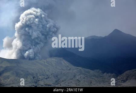 Mt. Der Bromo-Vulkan bricht aktiv im Bromo-tengger-semeru-Nationalpark im östlichen Java-Nationalpark Indonesiens aus Stockfoto