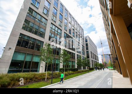 Wellington Place ist weit mehr als nur eine Ansammlung von Gebäuden. Es ist ein dynamisches Viertel von Leeds, das die Stadt prägen und die Art und Weise verändern soll, wie wir arbeiten. Dieses herausragende neue Stadtviertel wurde mit Blick auf die Geschäftswelt gegründet und ist zum bevorzugten Standort für führende Unternehmen geworden. Wellington Place vereint hochwertige Büroflächen mit allen Vorteilen des Stadtzentrums und bietet unabhängige Restaurants, beneidenswerte Einrichtungen und attraktive Außenbereiche direkt vor Ihrer Haustür. Wegweisend, lebendig und von Menschen angetrieben – Wellington Place ist die Zukunft des Geschäfts in Leeds. Stockfoto