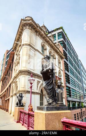 Statue der bildenden Kunst von Farmer & Brindley auf dem viktorianischen Viadukt Holborn aus dem 19. Jahrhundert in London, England, Großbritannien Stockfoto