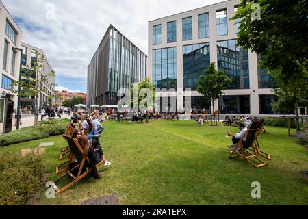 Wellington Place ist weit mehr als nur eine Ansammlung von Gebäuden. Es ist ein dynamisches Viertel von Leeds, das die Stadt prägen und die Art und Weise verändern soll, wie wir arbeiten. Dieses herausragende neue Stadtviertel wurde mit Blick auf die Geschäftswelt gegründet und ist zum bevorzugten Standort für führende Unternehmen geworden. Wellington Place vereint hochwertige Büroflächen mit allen Vorteilen des Stadtzentrums und bietet unabhängige Restaurants, beneidenswerte Einrichtungen und attraktive Außenbereiche direkt vor Ihrer Haustür. Wegweisend, lebendig und von Menschen angetrieben – Wellington Place ist die Zukunft des Geschäfts in Leeds. Stockfoto