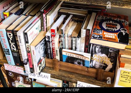 Auswahl an Second-Hand-Musikbiografien auf dem Flohmarkt des North Laine Bazaar in Brighton, East Sussex, England Stockfoto