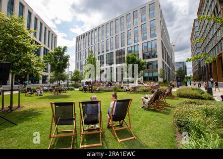 Wellington Place ist weit mehr als nur eine Ansammlung von Gebäuden. Es ist ein dynamisches Viertel von Leeds, das die Stadt prägen und die Art und Weise verändern soll, wie wir arbeiten. Dieses herausragende neue Stadtviertel wurde mit Blick auf die Geschäftswelt gegründet und ist zum bevorzugten Standort für führende Unternehmen geworden. Wellington Place vereint hochwertige Büroflächen mit allen Vorteilen des Stadtzentrums und bietet unabhängige Restaurants, beneidenswerte Einrichtungen und attraktive Außenbereiche direkt vor Ihrer Haustür. Wegweisend, lebendig und von Menschen angetrieben – Wellington Place ist die Zukunft des Geschäfts in Leeds. Stockfoto