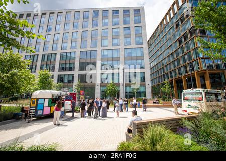 Wellington Place ist weit mehr als nur eine Ansammlung von Gebäuden. Es ist ein dynamisches Viertel von Leeds, das die Stadt prägen und die Art und Weise verändern soll, wie wir arbeiten. Dieses herausragende neue Stadtviertel wurde mit Blick auf die Geschäftswelt gegründet und ist zum bevorzugten Standort für führende Unternehmen geworden. Wellington Place vereint hochwertige Büroflächen mit allen Vorteilen des Stadtzentrums und bietet unabhängige Restaurants, beneidenswerte Einrichtungen und attraktive Außenbereiche direkt vor Ihrer Haustür. Wegweisend, lebendig und von Menschen angetrieben – Wellington Place ist die Zukunft des Geschäfts in Leeds. Stockfoto