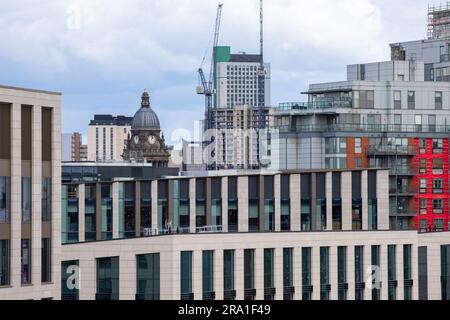 Wellington Place ist weit mehr als nur eine Ansammlung von Gebäuden. Es ist ein dynamisches Viertel von Leeds, das die Stadt prägen und die Art und Weise verändern soll, wie wir arbeiten. Dieses herausragende neue Stadtviertel wurde mit Blick auf die Geschäftswelt gegründet und ist zum bevorzugten Standort für führende Unternehmen geworden. Wellington Place vereint hochwertige Büroflächen mit allen Vorteilen des Stadtzentrums und bietet unabhängige Restaurants, beneidenswerte Einrichtungen und attraktive Außenbereiche direkt vor Ihrer Haustür. Wegweisend, lebendig und von Menschen angetrieben – Wellington Place ist die Zukunft des Geschäfts in Leeds. Stockfoto