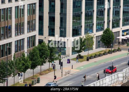 Wellington Place ist weit mehr als nur eine Ansammlung von Gebäuden. Es ist ein dynamisches Viertel von Leeds, das die Stadt prägen und die Art und Weise verändern soll, wie wir arbeiten. Dieses herausragende neue Stadtviertel wurde mit Blick auf die Geschäftswelt gegründet und ist zum bevorzugten Standort für führende Unternehmen geworden. Wellington Place vereint hochwertige Büroflächen mit allen Vorteilen des Stadtzentrums und bietet unabhängige Restaurants, beneidenswerte Einrichtungen und attraktive Außenbereiche direkt vor Ihrer Haustür. Wegweisend, lebendig und von Menschen angetrieben – Wellington Place ist die Zukunft des Geschäfts in Leeds. Stockfoto