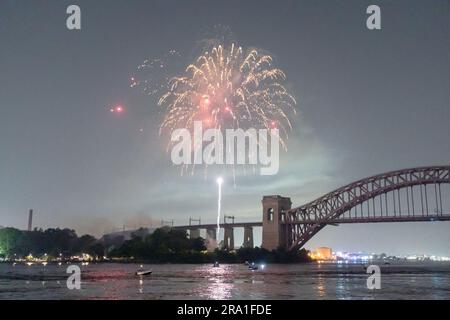 New York, Usa. 29. Juni 2023. NEW YORK, NY - 29. JUNI: Feuerwerk explodiert über der Hell Gate Bridge während der jährlichen Unabhängigkeitstag-Feierlichkeiten im Central Astoria Park am 29. Juni 2023 im Stadtteil Queens von New York City. New Yorker kommen in Scharen heraus, um das Feuerwerk im Astoria Park inmitten des Rauch und Dunstes der kanadischen Waldbrände zu beobachten. Kredit: SOPA Images Limited/Alamy Live News Stockfoto