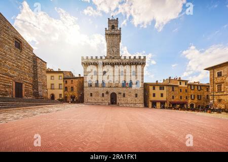 Piazza Grande und Palazzo Comunale, Rathaus von Montepulciano. Niemand auf dem Platz, Val di Chiana oder Valdichiana, Toskana, Italien Stockfoto