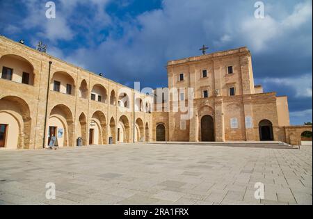 Basilika Santa Maria de Finibus Terrae auf der spektakulären Landzunge Capo di Leuca, Italien. Das Sanctuary steht auf einem geräumigen Platz mit Blick auf die Stockfoto