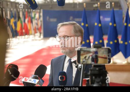 Brüssel, Belgien. 30. Juni 2023. Der tschechische Ministerpräsident Petr Fiala (Bürgerdemokraten, ODS) spricht vor dem Gipfel des Europäischen Rates in Brüssel am 30. Juni 2023 mit Journalisten. Kredit: Kupec Petr/CTK Photo/Alamy Live News Stockfoto