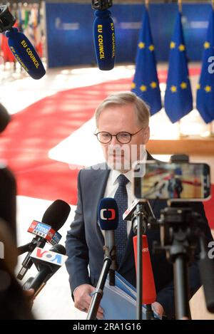 Brüssel, Belgien. 30. Juni 2023. Der tschechische Ministerpräsident Petr Fiala (Bürgerdemokraten, ODS) spricht vor dem Gipfel des Europäischen Rates in Brüssel am 30. Juni 2023 mit Journalisten. Kredit: Kupec Petr/CTK Photo/Alamy Live News Stockfoto