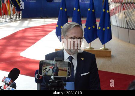 Brüssel, Belgien. 30. Juni 2023. Der tschechische Ministerpräsident Petr Fiala (Bürgerdemokraten, ODS) spricht vor dem Gipfel des Europäischen Rates in Brüssel am 30. Juni 2023 mit Journalisten. Kredit: Kupec Petr/CTK Photo/Alamy Live News Stockfoto