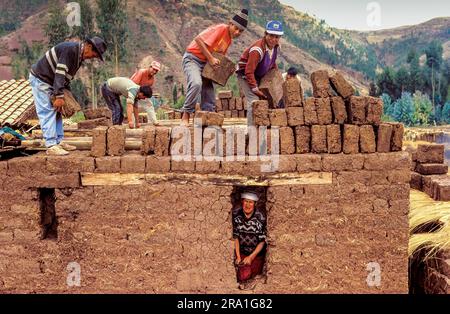 Peru, Region Cusco; Verwendung von lehmsteinen, einer Mischung aus Ton, Sand und kleinen Steinen; das traditionelle Baumaterial für Häuser. Stockfoto