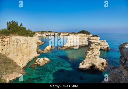 Wunderschöne Meereslandschaft in Apulien. Italien. Torre di Sant Andrea - berühmter Strand mit Felsformationen in der Nähe der Stadt Otranto Stockfoto