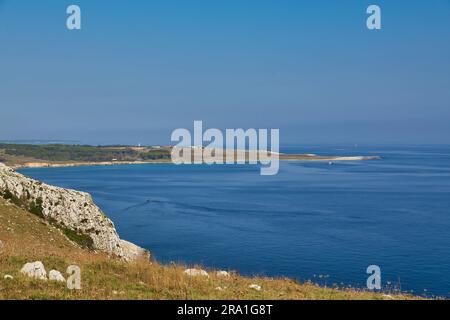 Landschaft in der Nähe von Torre Sant Emiliano, Otranto, Küste des Salento, Region Apulien, Italien Stockfoto