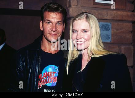 Patrick Swayze, amerikanischer Schauspieler, Sänger und Tänzer, mit Ehefrau Lisa Niemi bei der Eröffnung des Restaurants 'Planet Hollywood' in Berlin, Deutschland 1996. Stockfoto