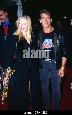 Patrick Swayze, amerikanischer Schauspieler, Sänger und Tänzer, mit Ehefrau Lisa Niemi bei der Eröffnung des Restaurants 'Planet Hollywood' in Berlin, Deutschland 1996. Stockfoto