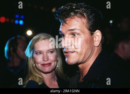 Patrick Swayze, amerikanischer Schauspieler, Sänger und Tänzer, mit Ehefrau Lisa Niemi bei der Eröffnung des Restaurants 'Planet Hollywood' in Berlin, Deutschland 1996. Stockfoto