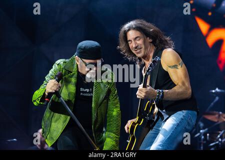 Salerno, Salerno, Italien. 29. Juni 2023. Vasco Rossi und Stef Burns treten während der „Vasco-Live“-Tour in Stadio Arechi am 29. Juni 2023 in Salerno, Italien auf (Bild: © Francesco Luciano/ZUMA Press Wire), NUR REDAKTIONELLE VERWENDUNG! Nicht für den kommerziellen GEBRAUCH! Stockfoto