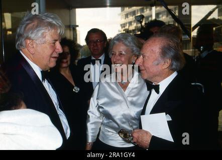 Sir Peter Ustinov, britischer Schauspieler, Schriftsteller und Regisseur, begrüsst seine Kollegen Heinz Rühmann bei der Gala zu Ustinovs 70. Geburtstag, Deutschland 1991. Stockfoto