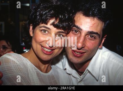 Isabel Varell, deutsche Schauspielerin und Fernsehmoderatorin, mit Schauspieler und Komponist Volkan Baydar, Deutschland um 1991. Stockfoto
