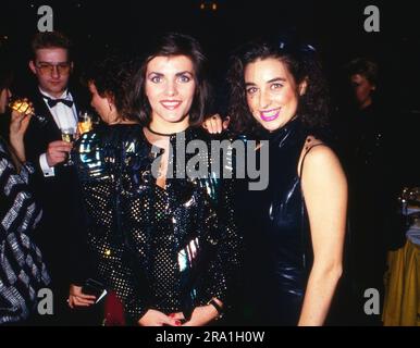 Isabel Varell, deutsche Schauspielerin und Fernsehmoderatorin (rechts), mit Kollegin Birgit Schrowange, Deutschland um 1990. Stockfoto
